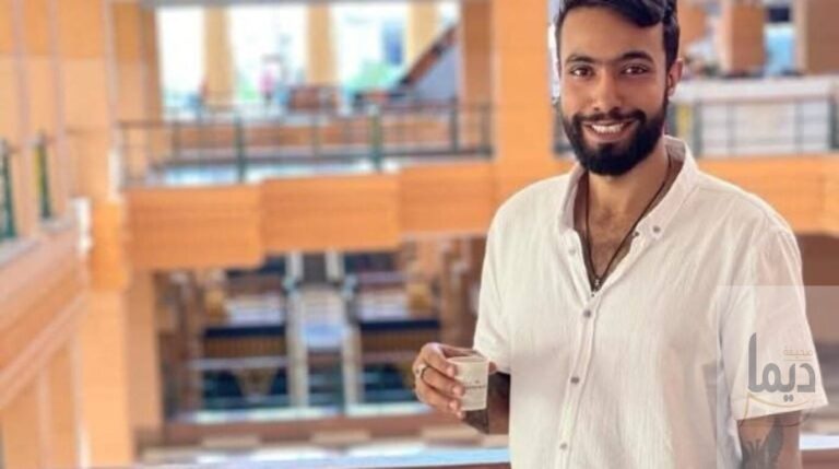صورة الفنان الشاب محمد حسن الجندي أثناء تجسيده شخصية أنور السادات في فيلم الكنز 2